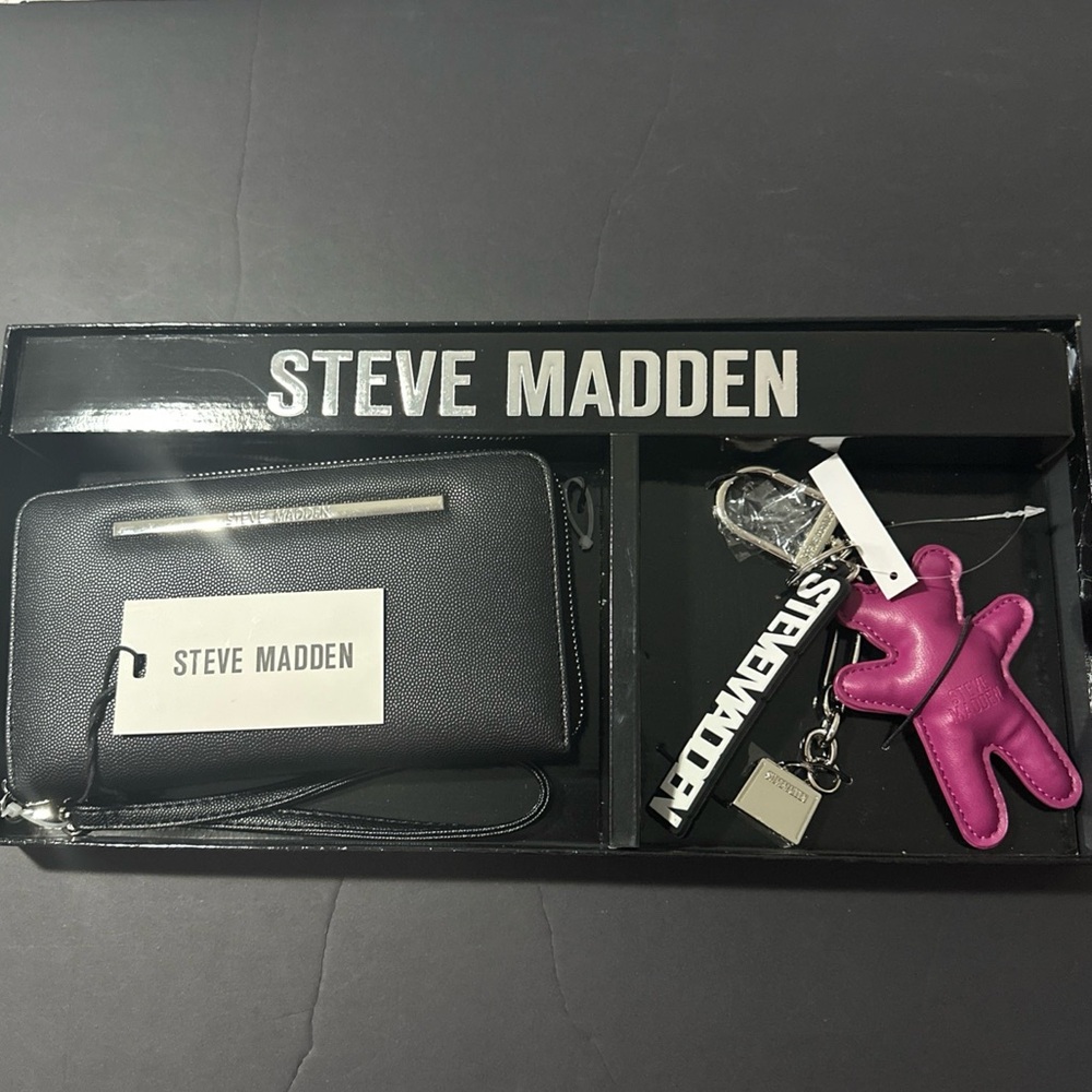 Steve Madden Zippy Wristlet & Charm Gift Set